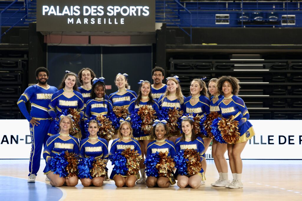 🏟️⚡ Palais des Sports de Marseille, + de 2000 personnes : Massilia Cheer électrise la Ligue Pro Féminine de handball !